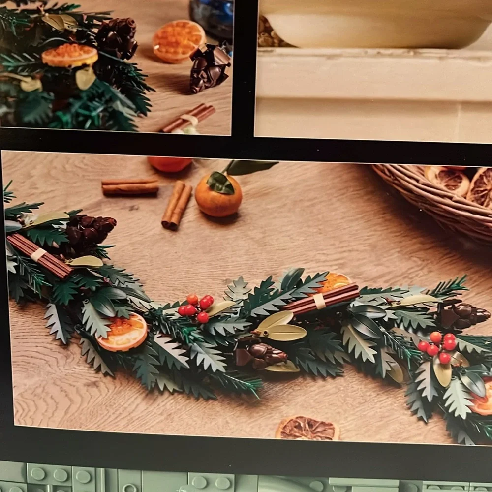 LEGO Icons Botanical Collection (10340) Christmas Wreath - Picture 3 of 11